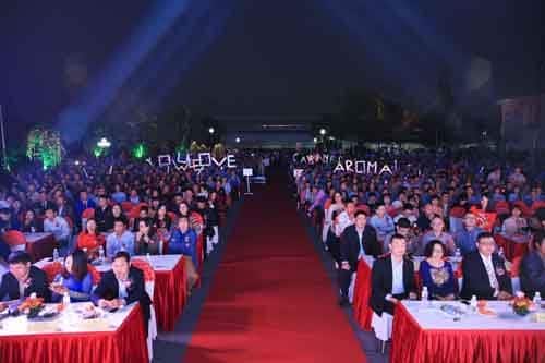 chuong-trinh-cuoi-nam-do-vhunter-bien-dao-dan-dung-tiet-muc-cho-arombay-candles-10