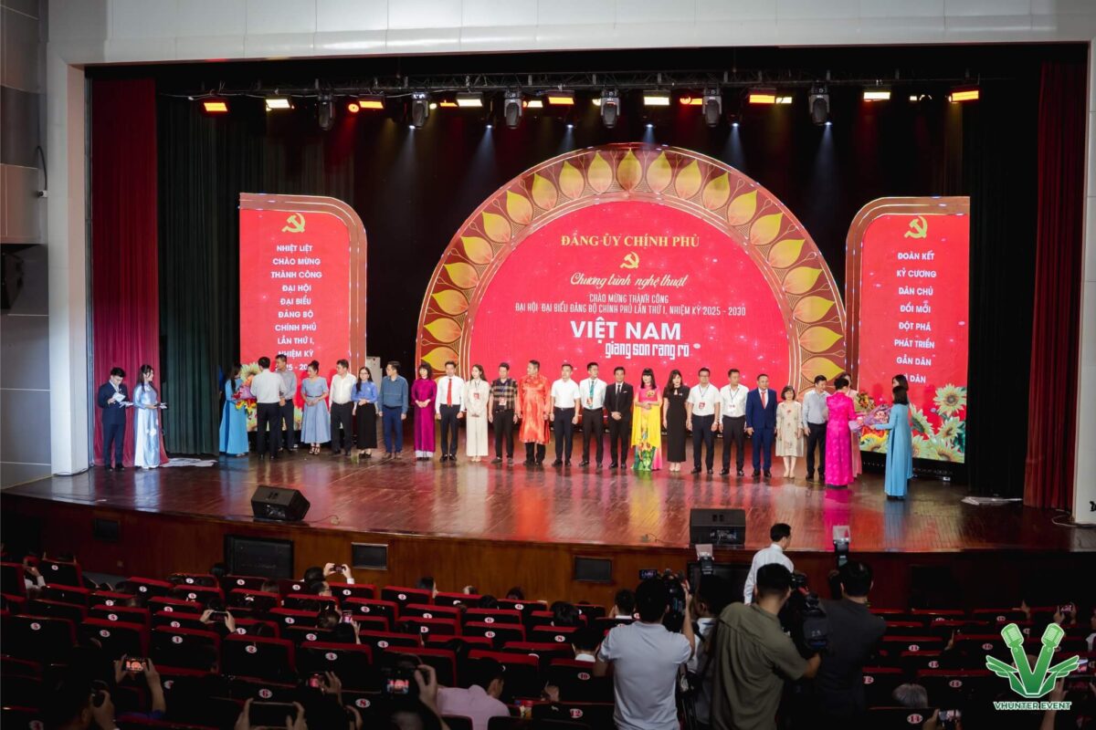 Dấu ấn sự kiện của VHunter tại " Chương trình nghệ thuật cháo mừng thành công Đại Hội Đại Biểu Đảng Bộ Chính Phủ Lần Thứ I. Nhiệm kỳ 2025 - 2030" diễn ra ở Nhà hát Âu Cơ - Hà Nội