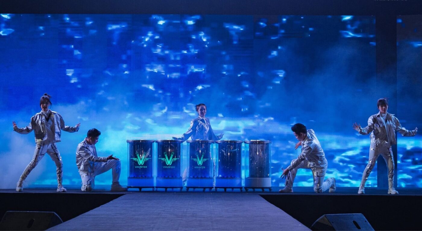 VHunter cùng đội ngũ biên đạo, biểu diễn chuyên nghiệp