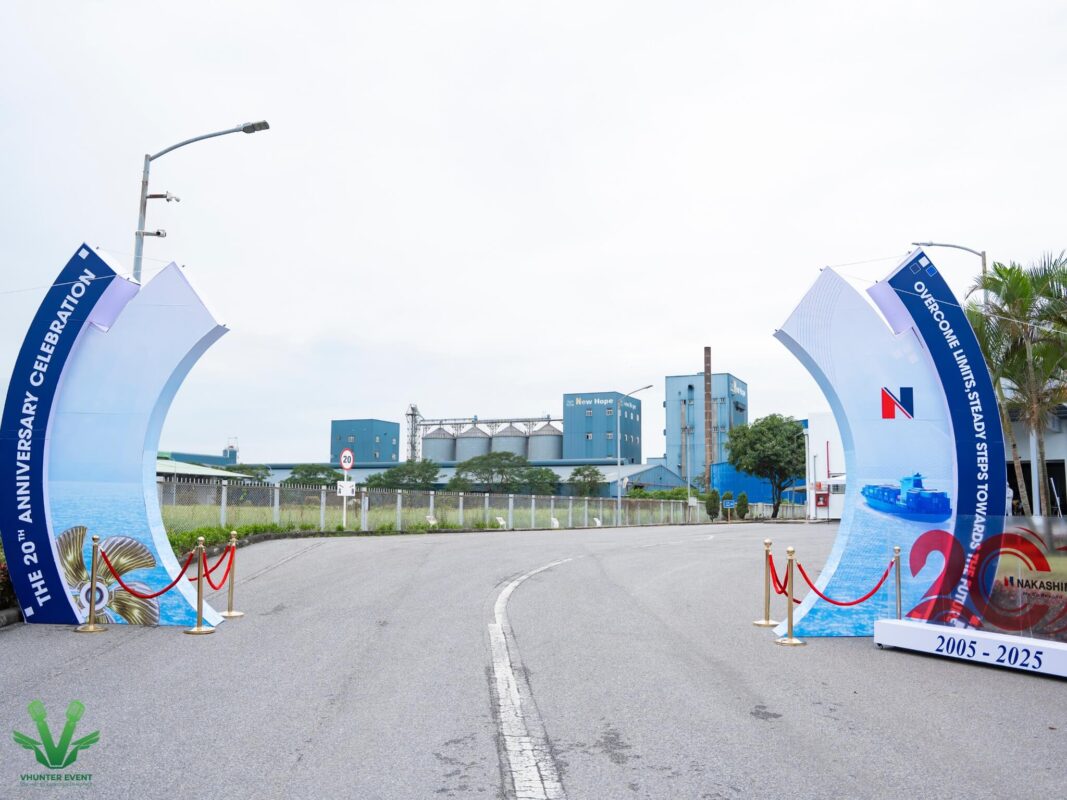 Cổng chào sự kiện kỉ niêm 20 năm Nakashima